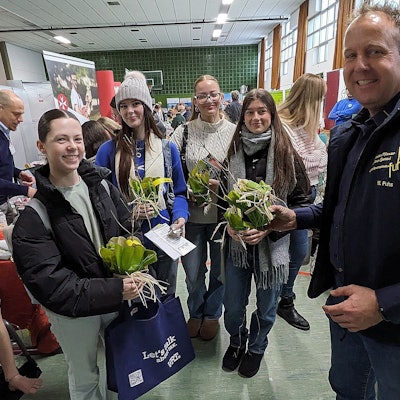 Michael Fuhs von der Gielsdorfer „GartenBaumschule“ Fuhs warb um Auszubildende. Alle Interessentinen bekamen eine Kornelkirsche geschenkt.