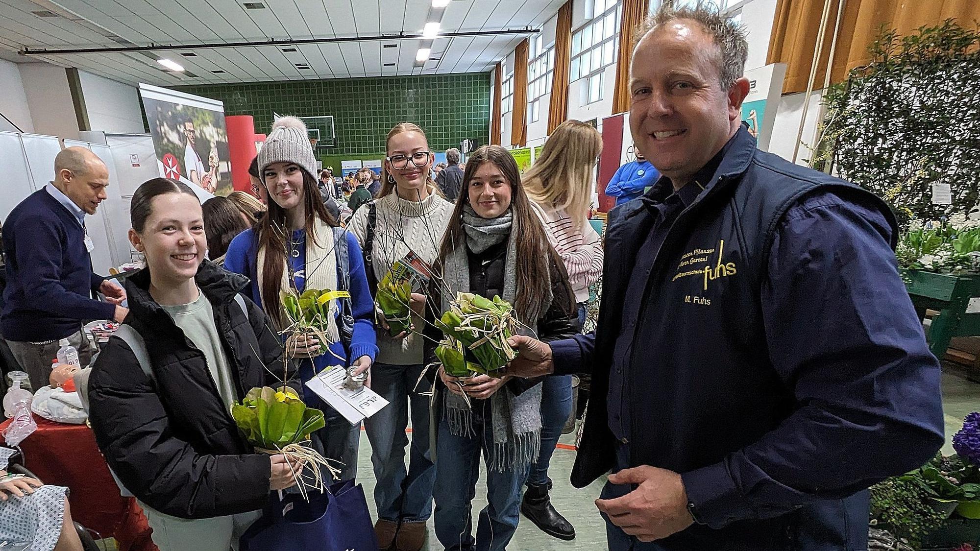 Michael Fuhs von der Gielsdorfer „GartenBaumschule“ Fuhs warb um Auszubildende. Alle Interessentinen bekamen eine Kornelkirsche geschenkt.