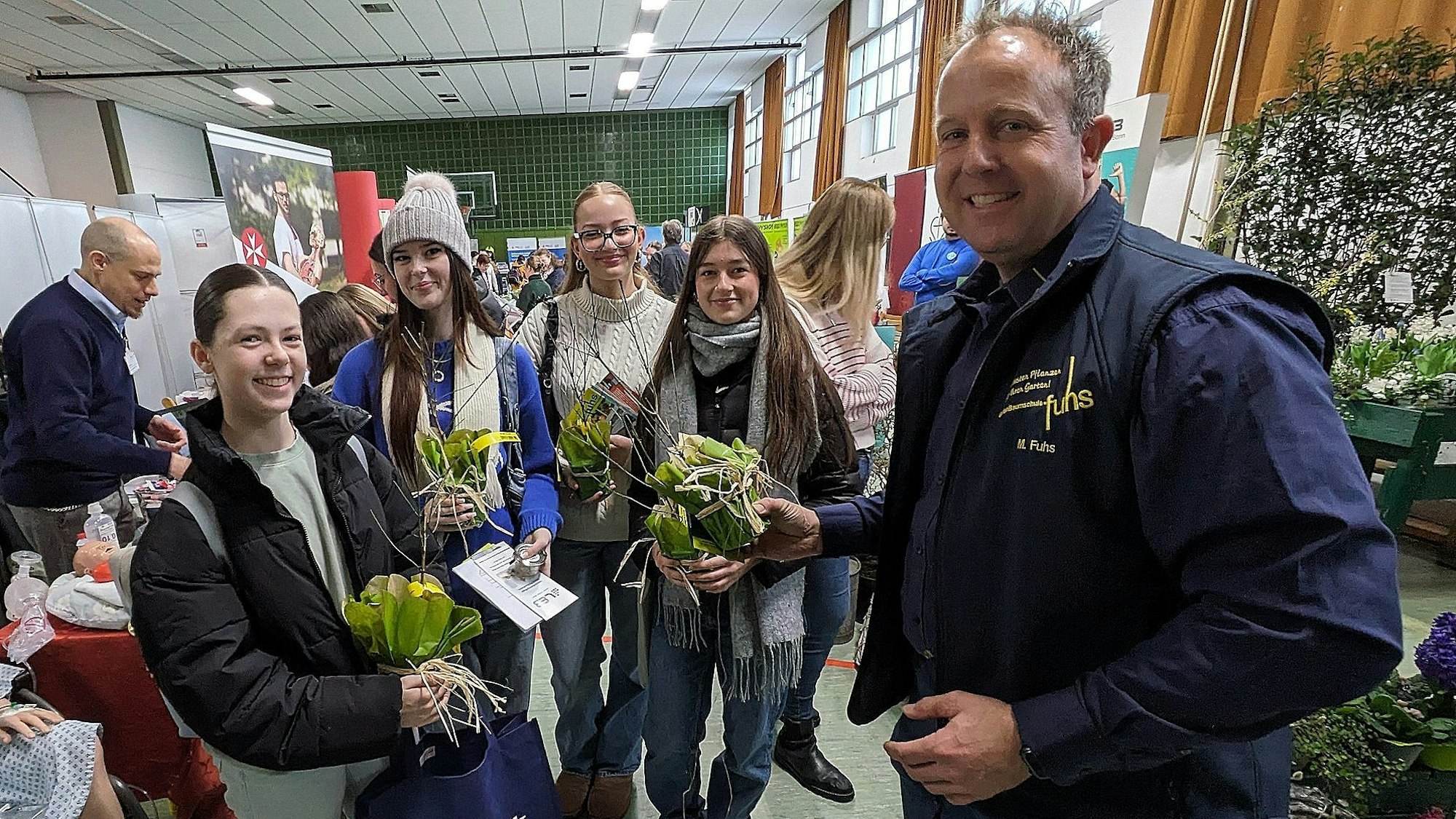 Michael Fuhs von der Gielsdorfer „GartenBaumschule“ Fuhs warb um Auszubildende. Alle Interessentinen bekamen eine Kornelkirsche geschenkt.