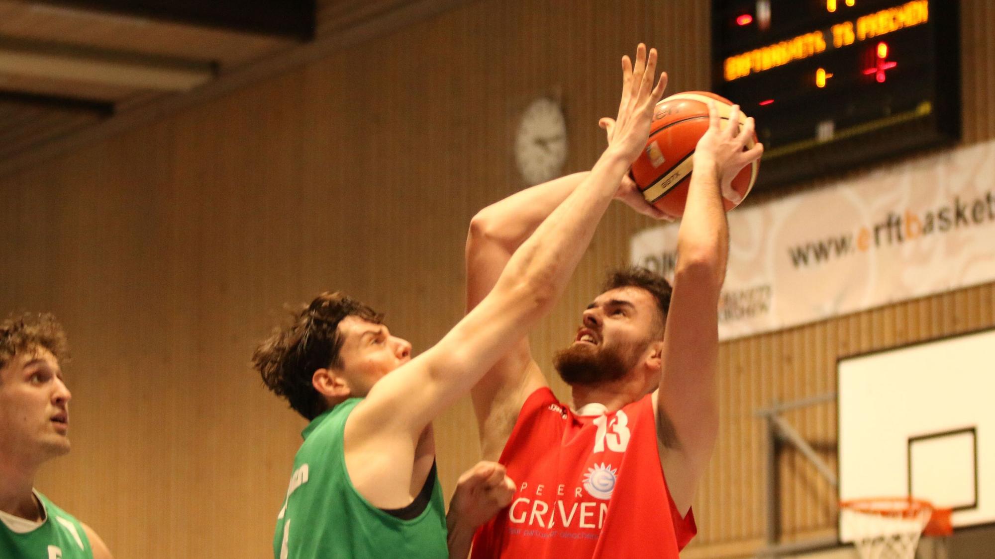 Marko Vojinovic beim Wurfversuch, ein Gegner hat die Hand auf dem Ball.