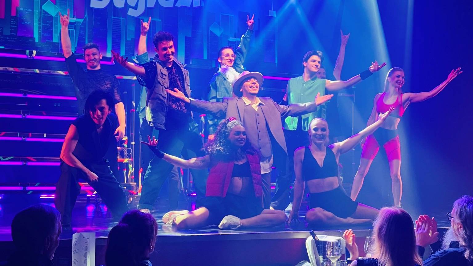 Genießen den Beifall des Premierenpublikums: die Artistinnen und Artisten der neuen Show im Bonner Varietétheater GOP.