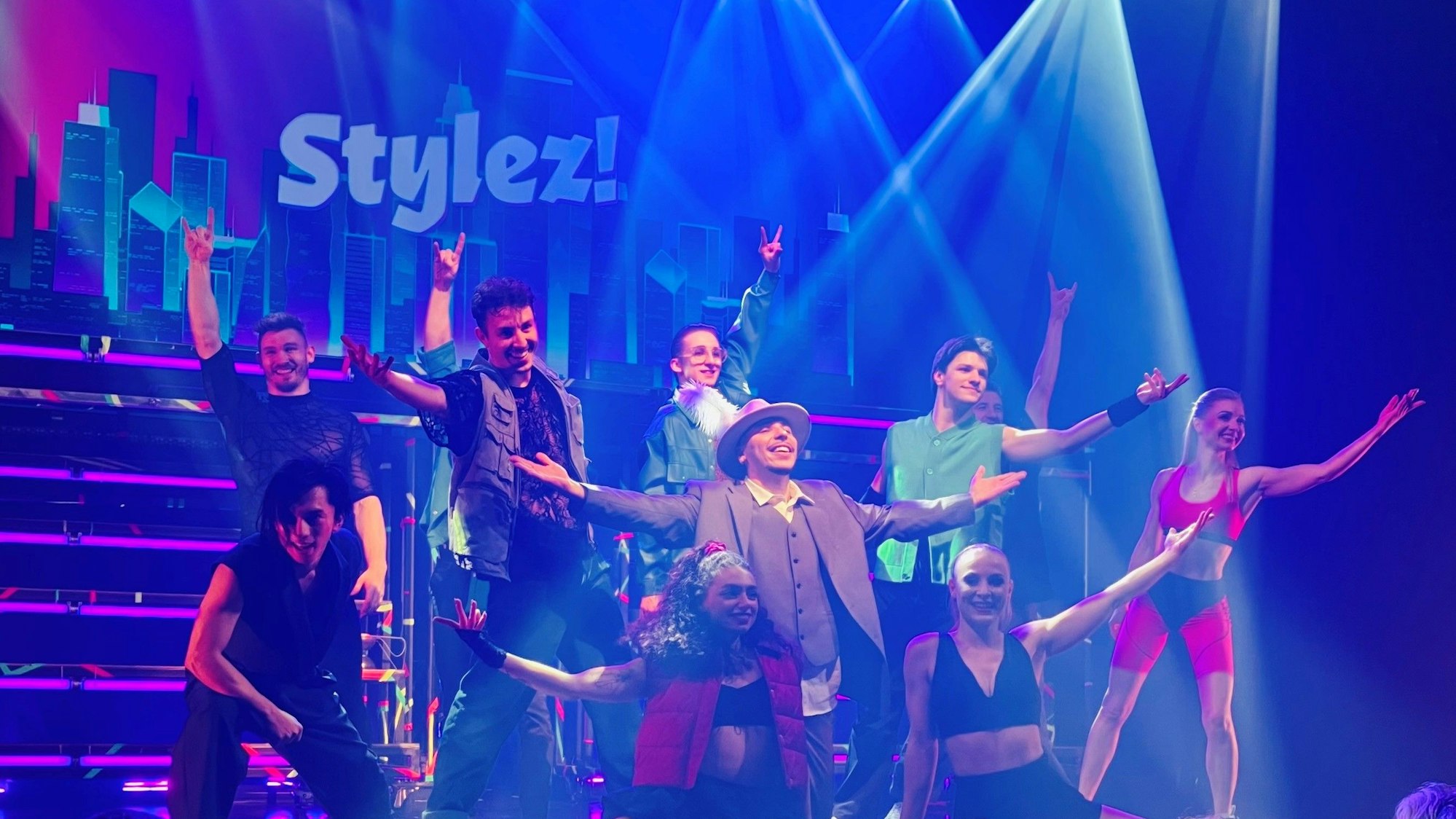 Genießen den Beifall des Premierenpublikums: die Artistinnen und Artisten der neuen Show im Bonner Varietétheater GOP.