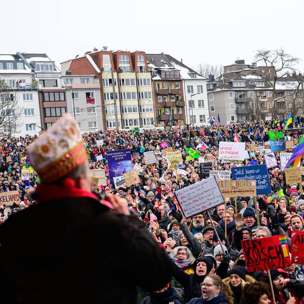 Mit bunten Transparenten versammelten sich die Demonstranten auf der Deutzer Werft.