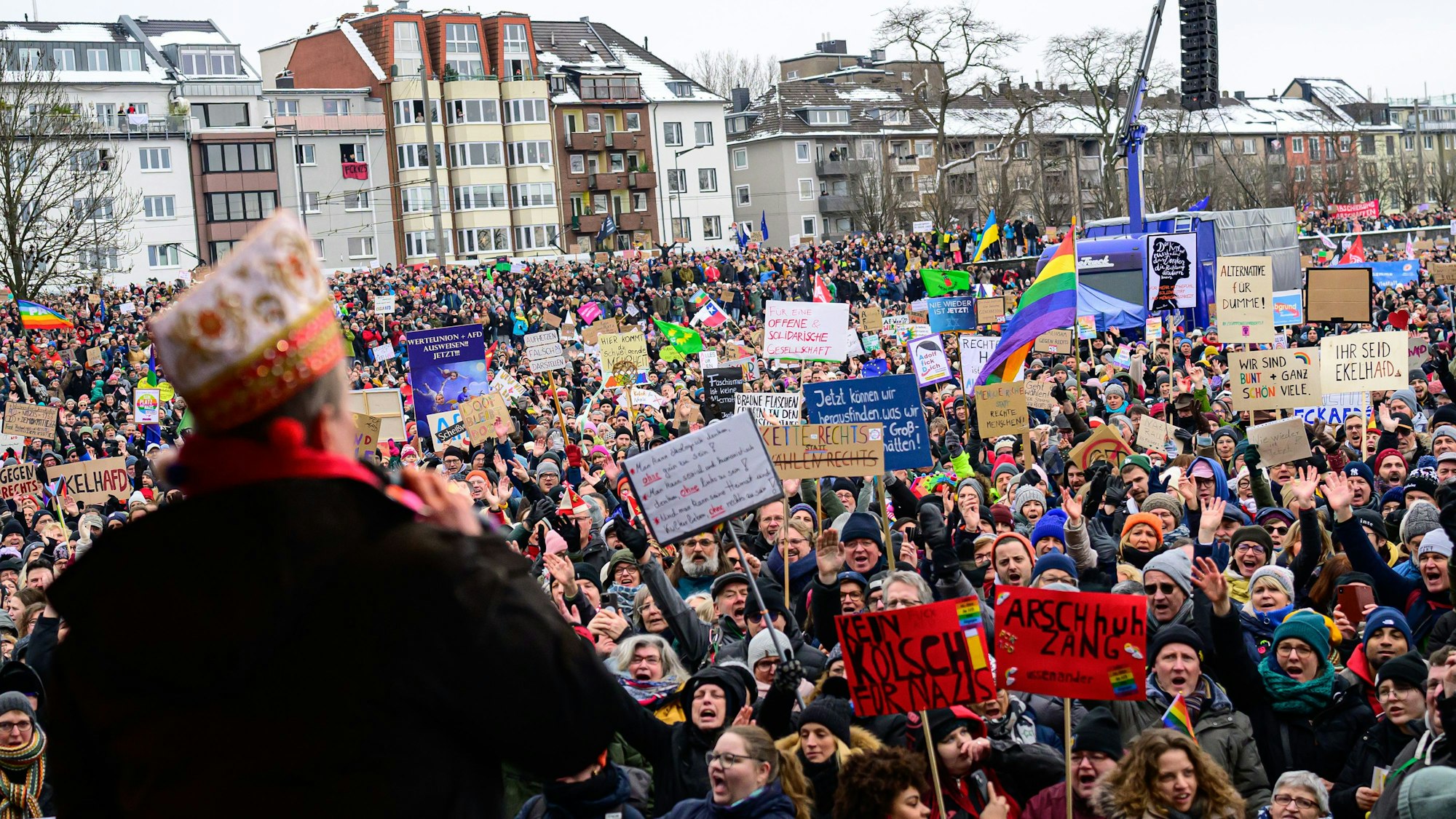 Mit bunten Transparenten versammelten sich die Demonstranten auf der Deutzer Werft.