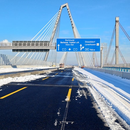 Die neu gebaute Autobahnbrücke an der A1 in Leverkusen.