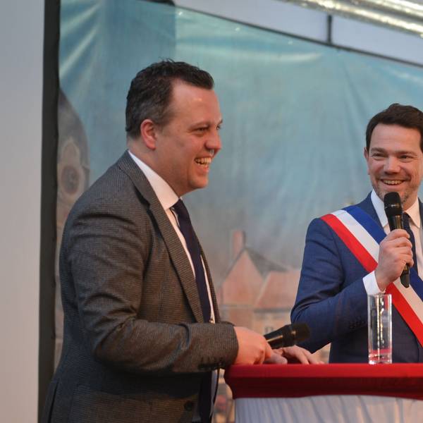 Die beiden Bürgermeister am Rednerpult. Der französische Bürgermeister trägt eine Schärpe in den französischen Nationalfarben.