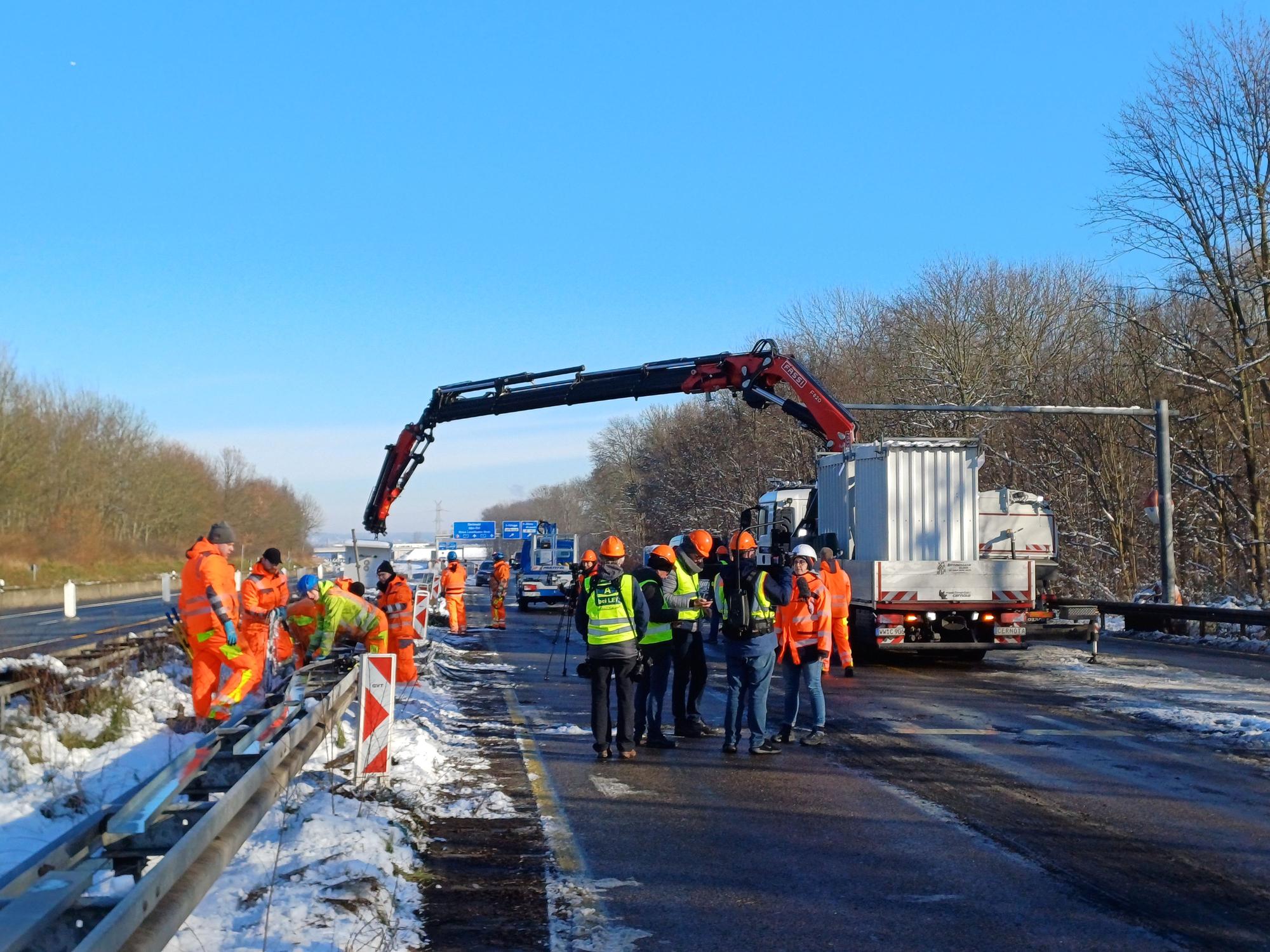 Rund 500 Arbeiter sind bis 4. Februar auf der autofreien A1 im Einsatz, um Schrankenanlagen und anderes zu demontieren.