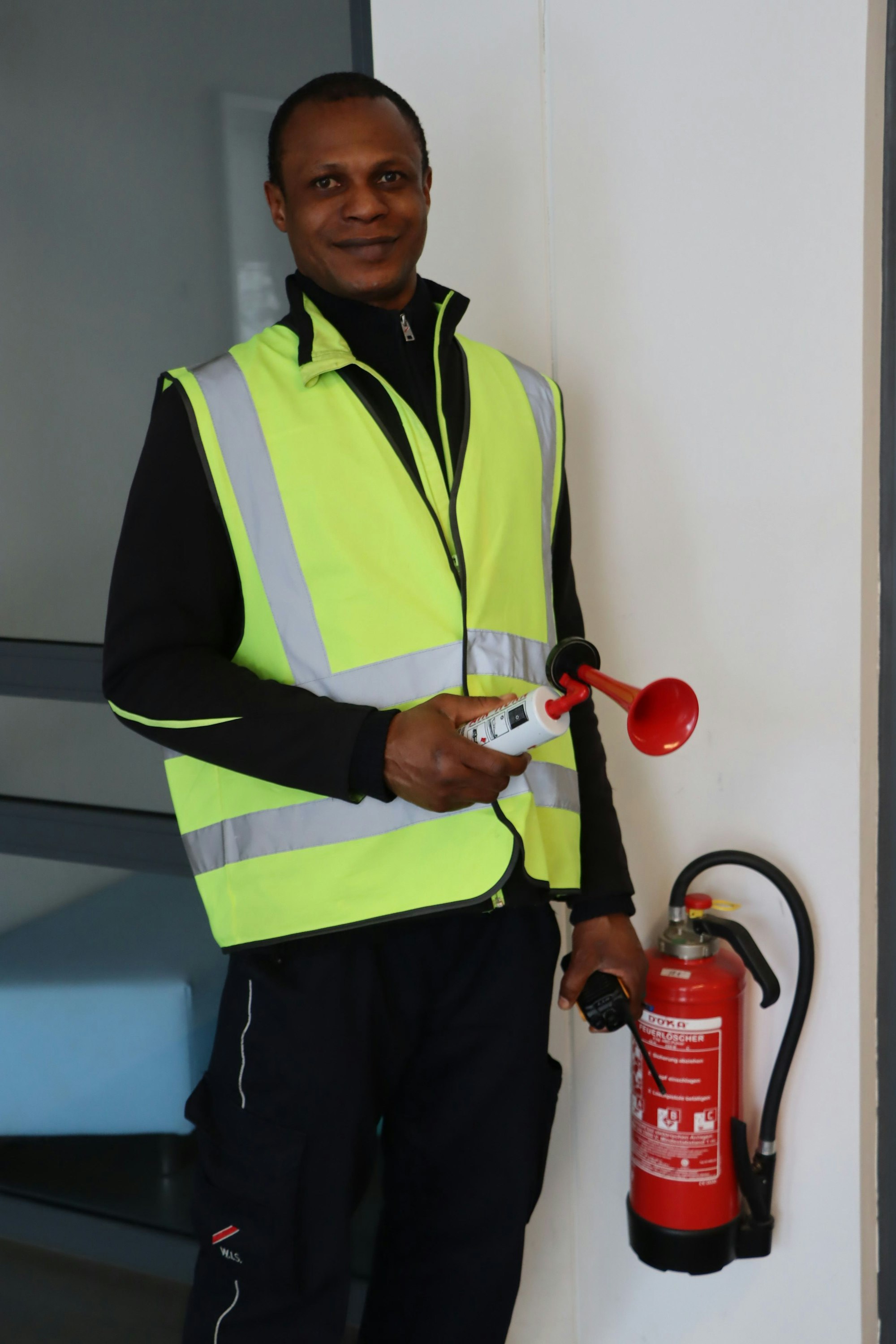 Die Pressluft-Alarm-Sirene hat Nnamdi Chosen vom Sicherheitsdienst direkt am Feuerlöscher jederzeit griffbereit.