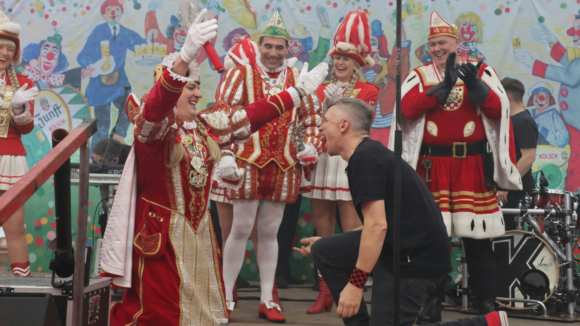 Das Dreigestirn auf der Bühne mit dem Kölner Sänger.