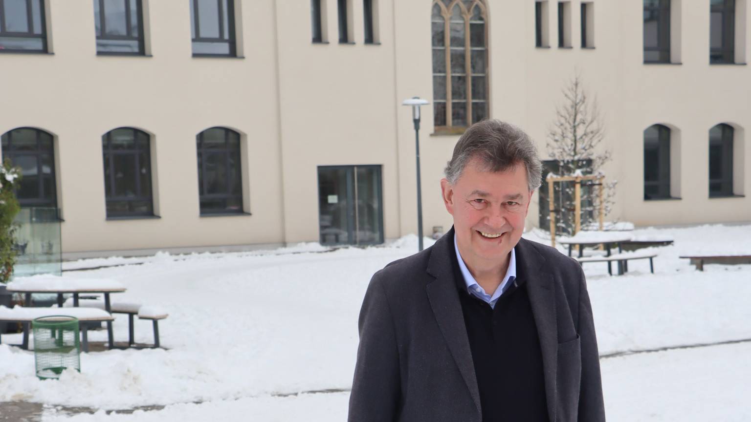 Schulleiter Karl Kühling vor der Ursulinenschule in Hersel