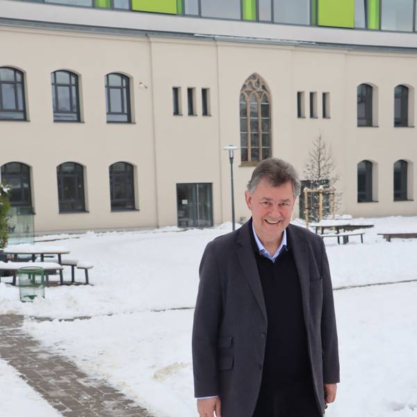 Schulleiter Karl Kühling vor der Ursulinenschule in Hersel