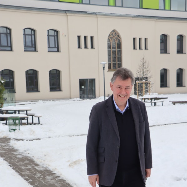 Schulleiter Karl Kühling vor der Ursulinenschule in Hersel