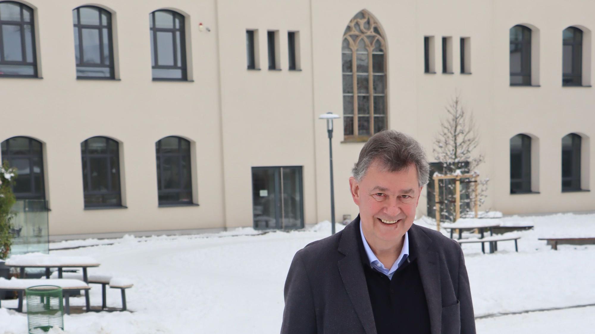 Schulleiter Karl Kühling vor der Ursulinenschule in Hersel