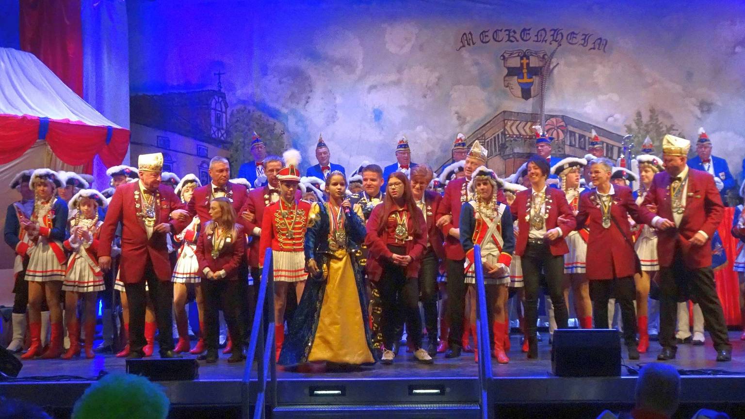 Stadtsoldatenrevue in Meckenheims Jungholzhalle: KiPri Leah I. (Habit) singt ihr Sessionslied. Der Text stammt von Kommandant Peter Klee.
