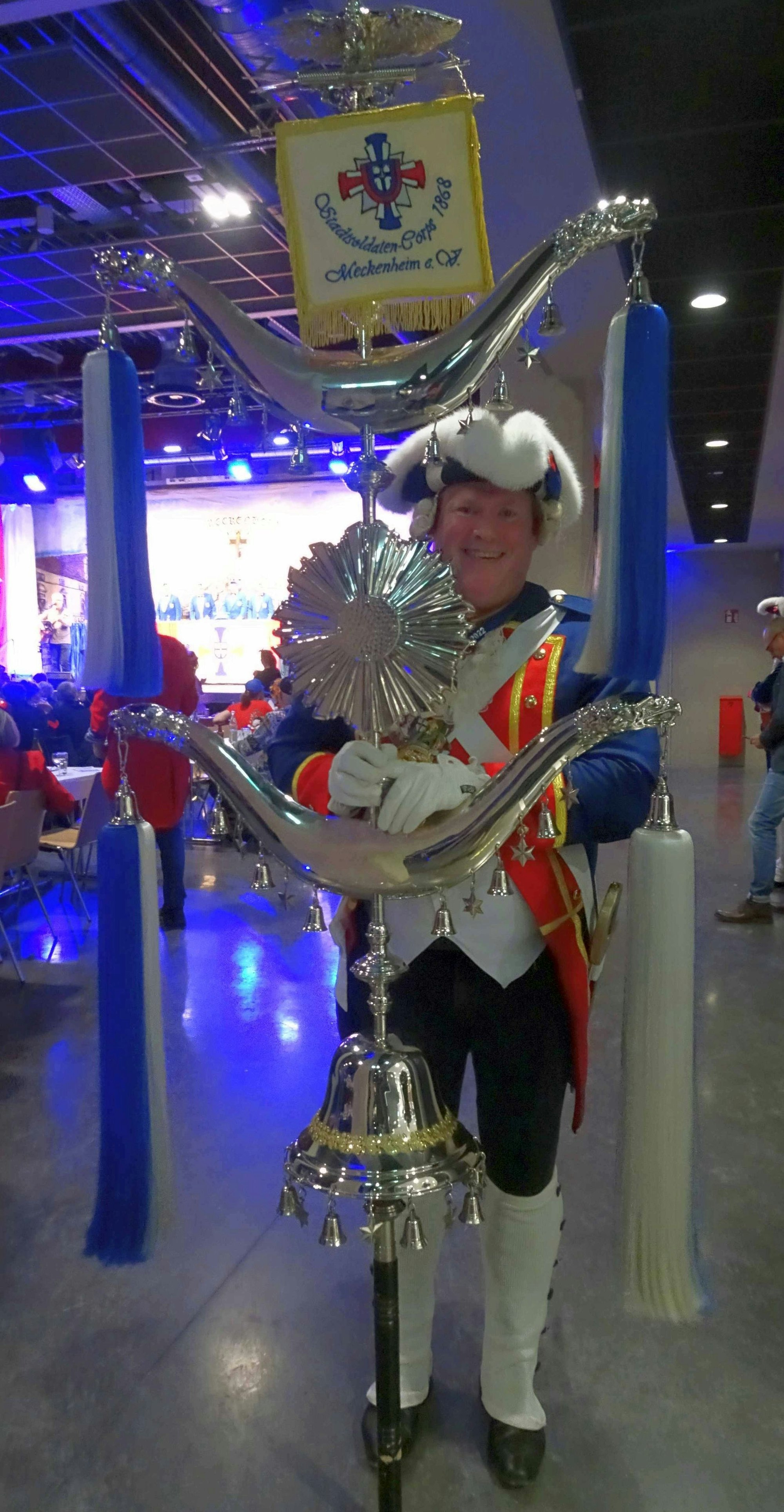 Stadtsoldat Christoph Seglitz trägt den 20 Kilogramm schweren zweiarmigen Schellenbaum seines Corps.