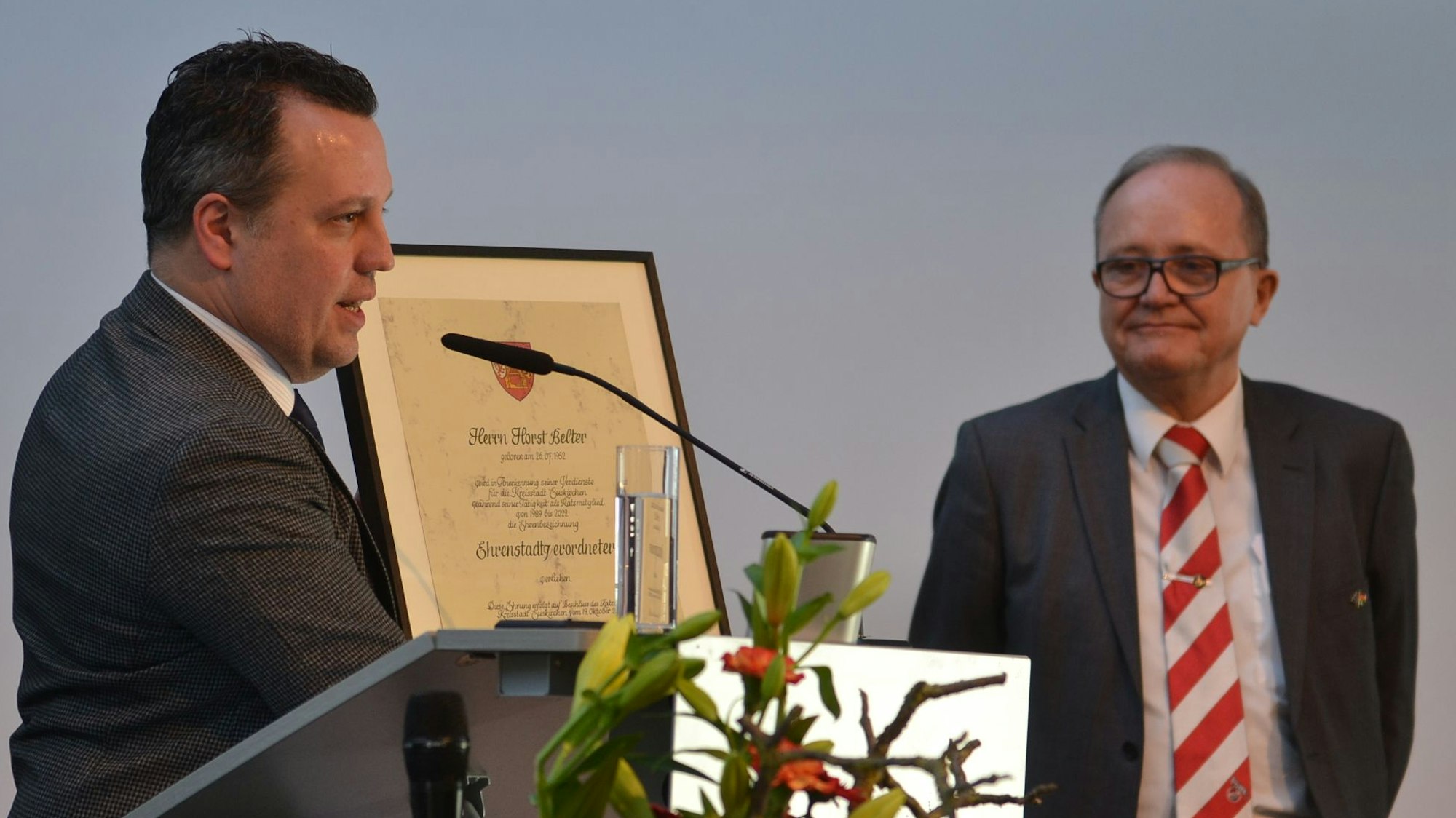 Bürgermeister Sacha Reichelt überreicht die Urkunde an Horst Belter.