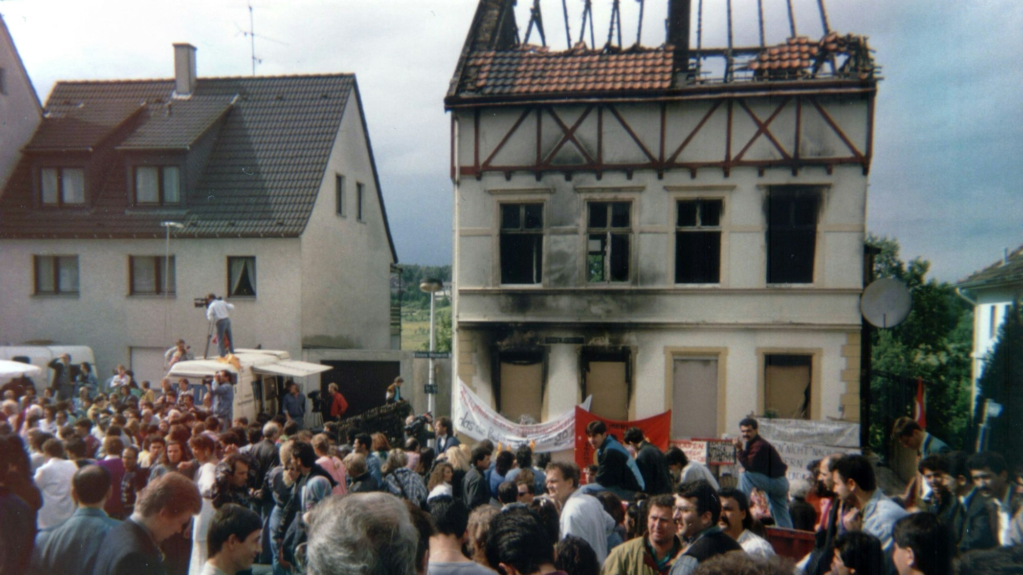 Bei einem Brandanschlag in Solingen am 29. Mai 1993 (Foto) starben fünf Menschen türkischer Herkunft. Knapp acht Monate später brannte es auch in Köln - dadurch kamen zwei Roma ums Leben.