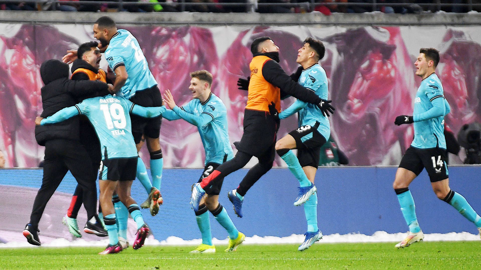 Fußball, 1. Bundesliga Saison 2023/2024, 18. Spoieltag RB Leipzig vs. Bayer 04 Leverkusen 20.01.2024 2:3 1:0 Jubel bei Bayer 04 Leverkusen nach dem 3:2-Siegtor von Torschütze Piero Hincapié .