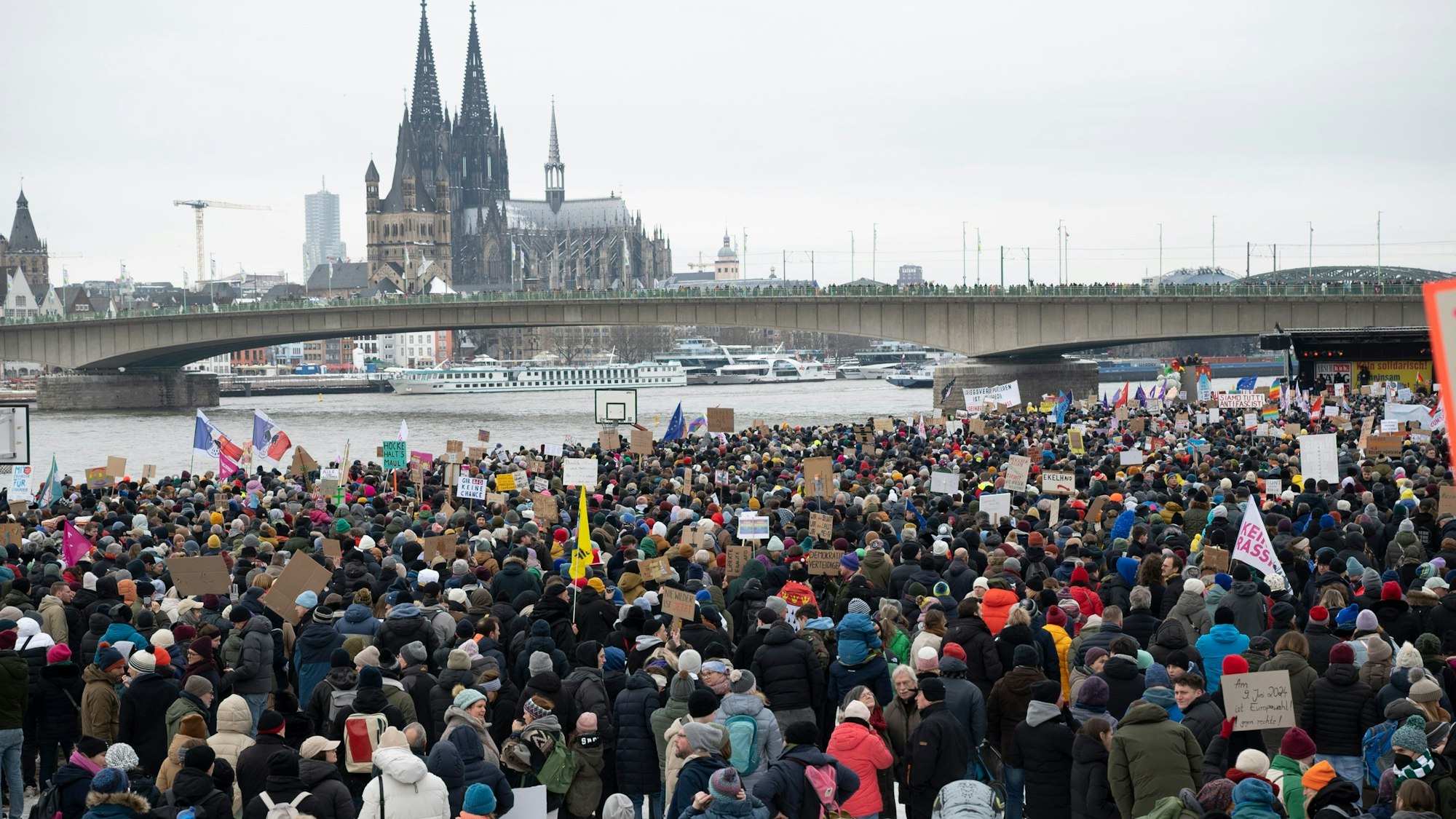 Großdemo gegen Rechtsextremismus Ende Januar in Köln: Zehntausende Menschen gingen für die Demokratie auf die Straße. (Archivbild)