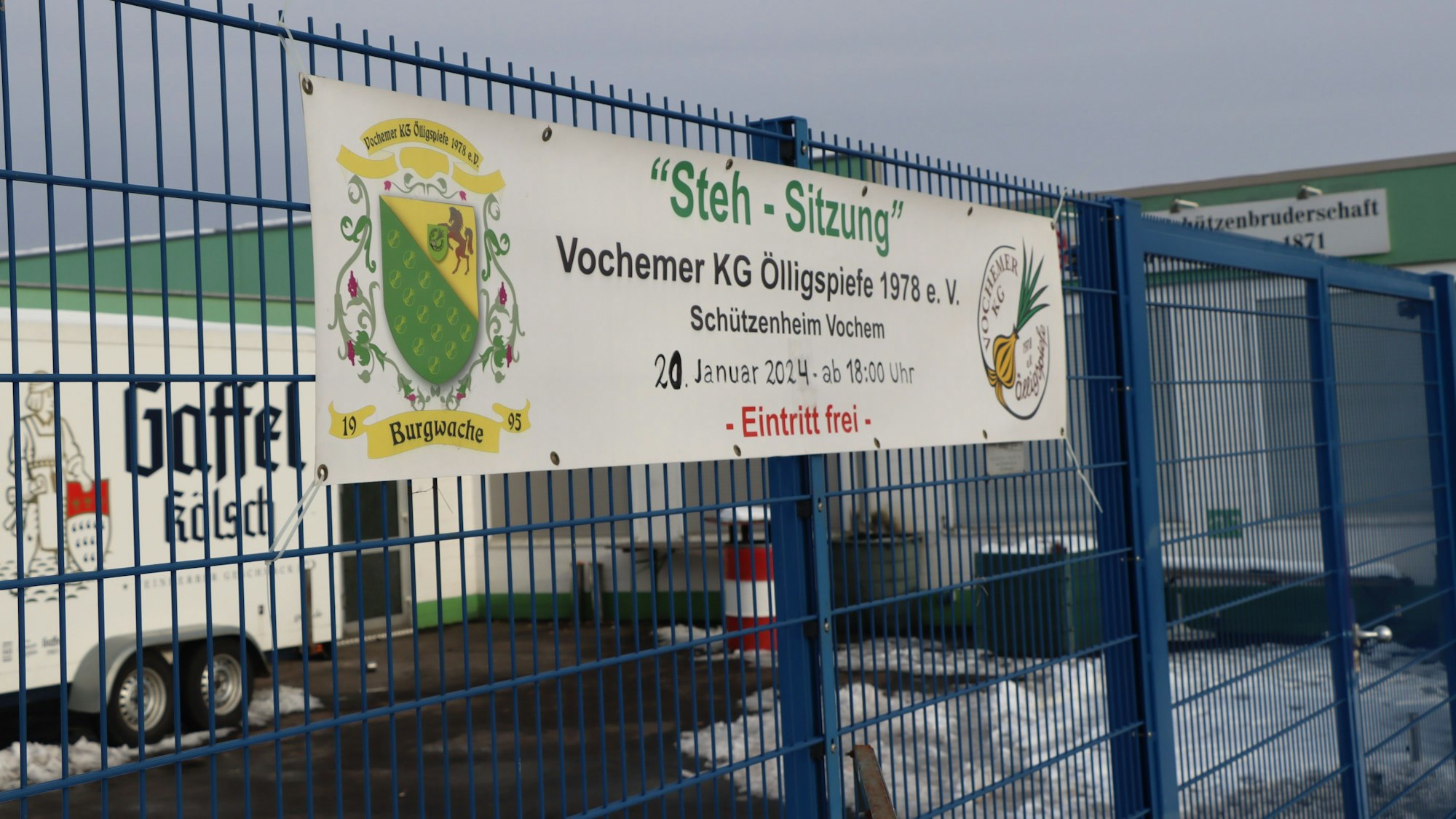 Ein Werbebanner mit Hinweis auf die Sitzung hängt am Zaun vor dem Schützenhaus in Vochem.