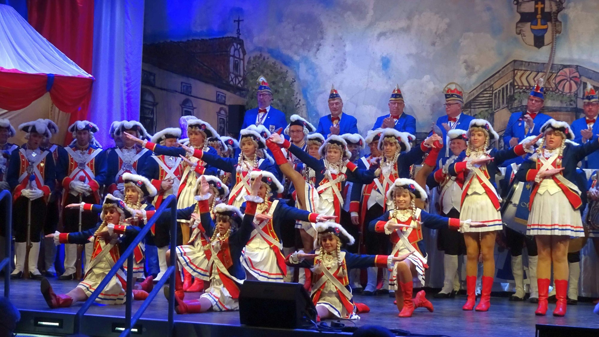 Stadtsoldatenrevue: Große Mädchentanzgruppe