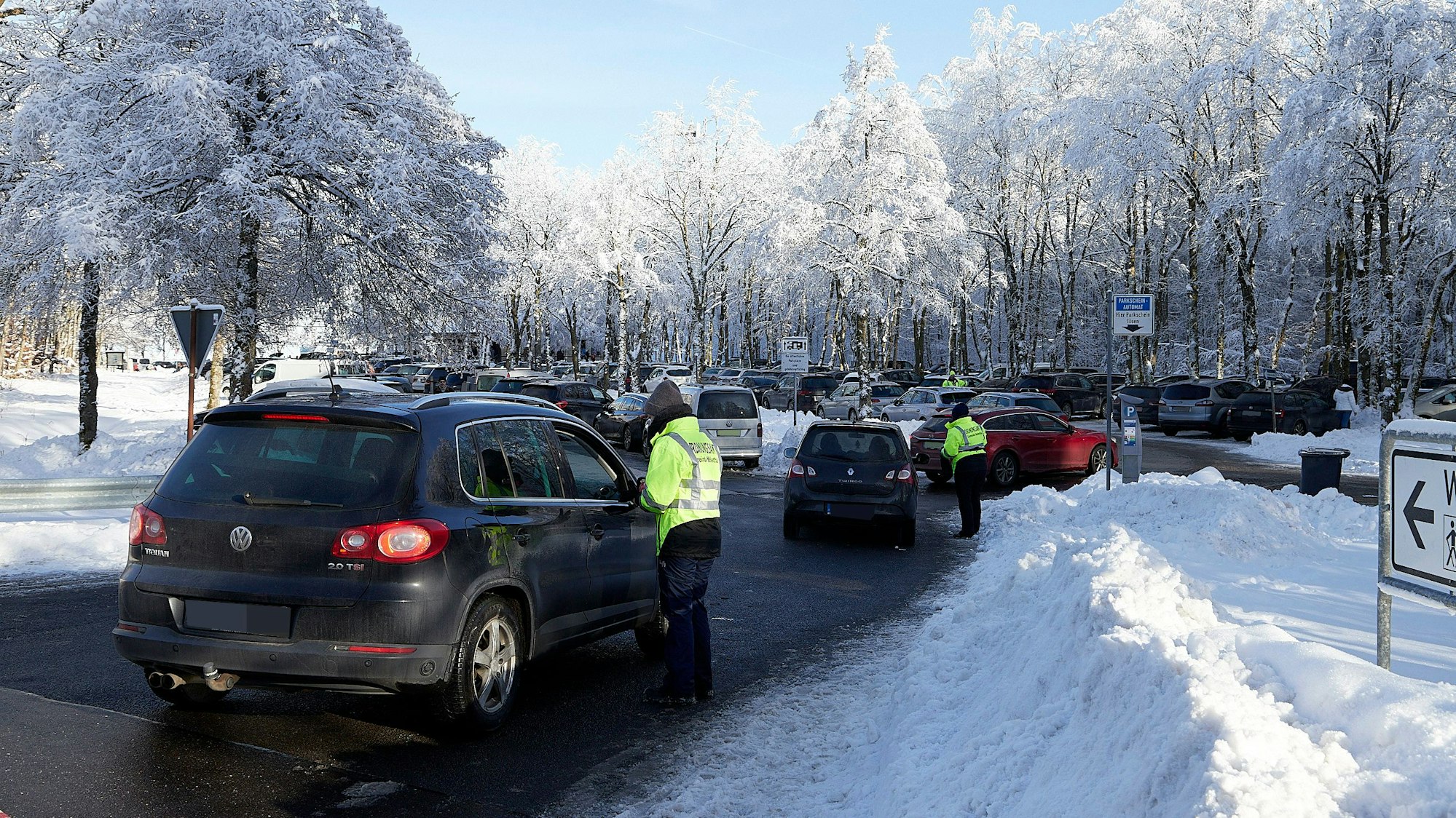 Mitarbeiter des Hellenthaler Ordnungsamtes weisen Autofahrer den Weg zu freien Parkplätzen.