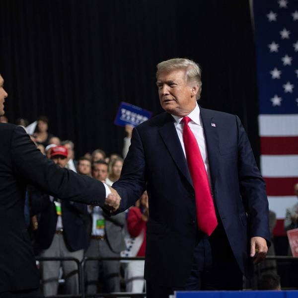 Ron DeSantis bei einem Handschlag mit Donald Trump (r.). Der Republikaner aus Florida ist nun aus dem Rennen um die Kandidatur zur Präsidentschaft ausgestiegen. (Archivbild)
