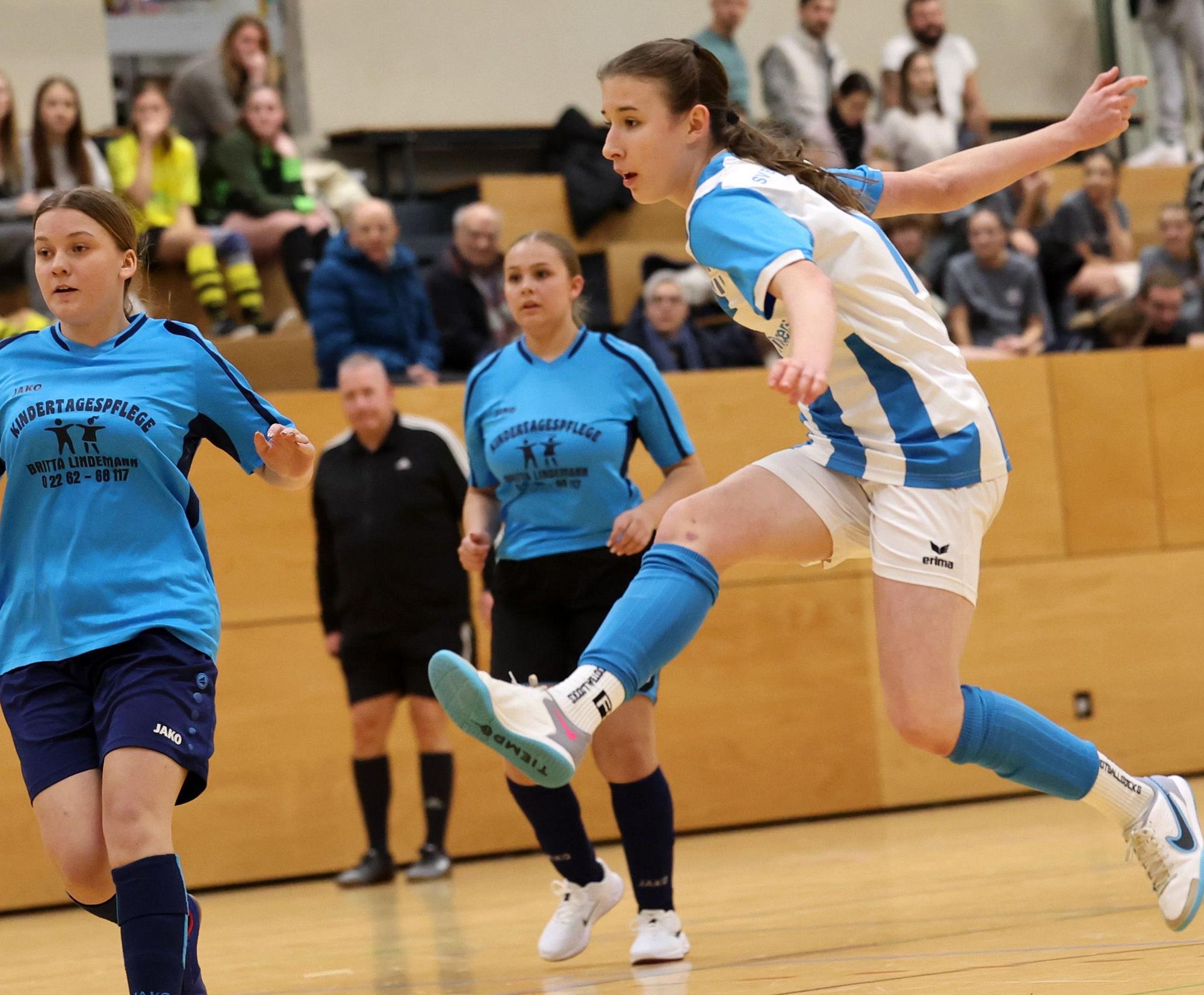 Eine Spielerin von Blau-Weiß Hand schießt aufs Tor