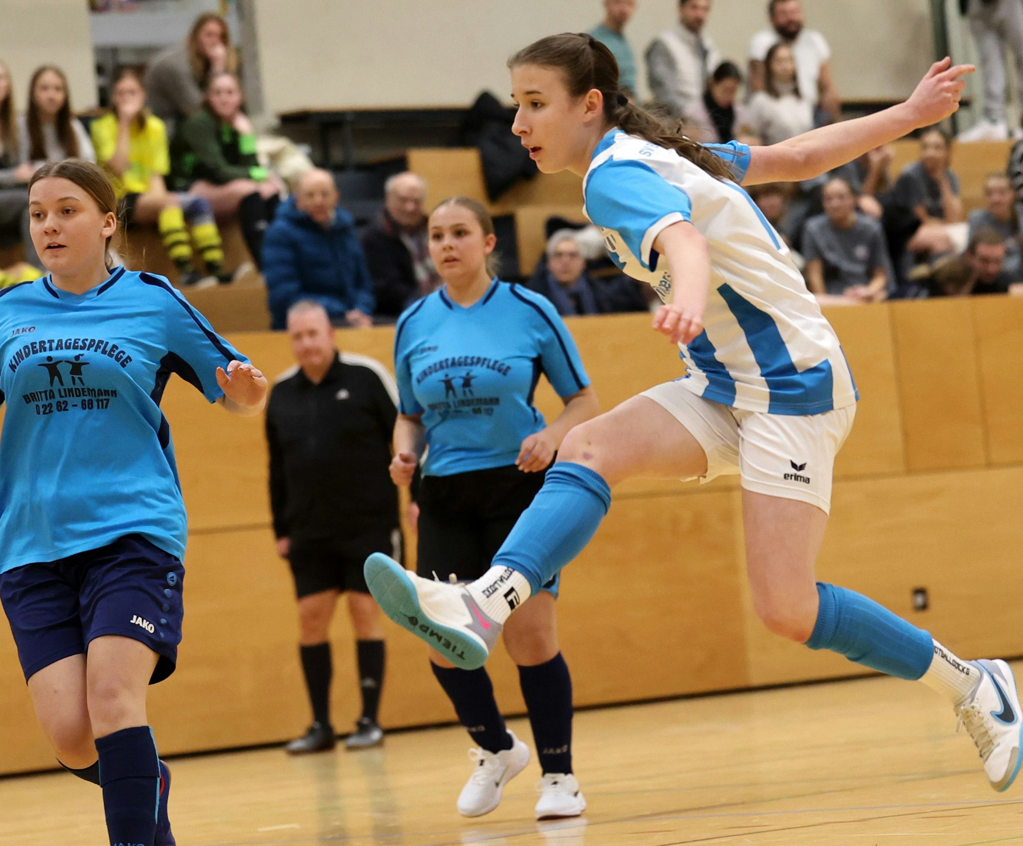 Eine Spielerin von Blau-Weiß Hand schießt aufs Tor