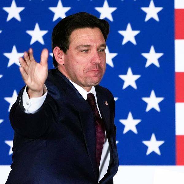 Es ist Ron DeSantis, Gouverneur von Florida und republikanischer Präsidentschaftskandidat, zu sehen.