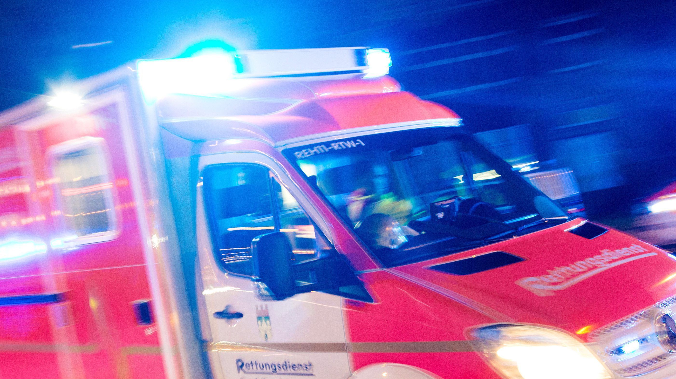 Das Bild zeigt einen Rettungswagen bei einer Einsatzfahrt.