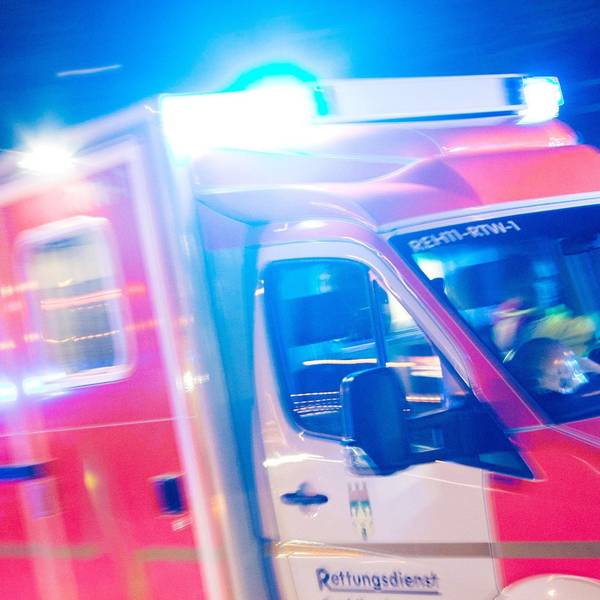 Das Bild zeigt einen Rettungswagen bei einer Einsatzfahrt.