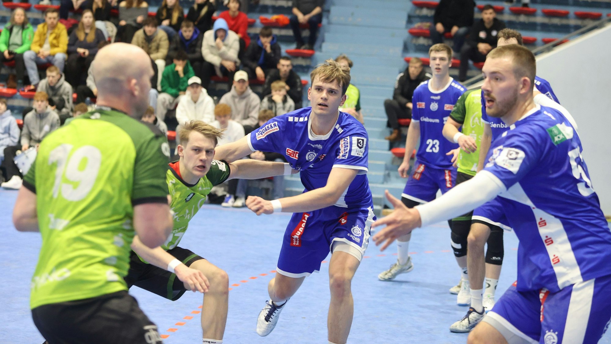 Die Abwehrspieler des VfL Gummersbach II gehen auf die Hildesheimer Angreifer zu, um diese am Torwurf zu hindern.