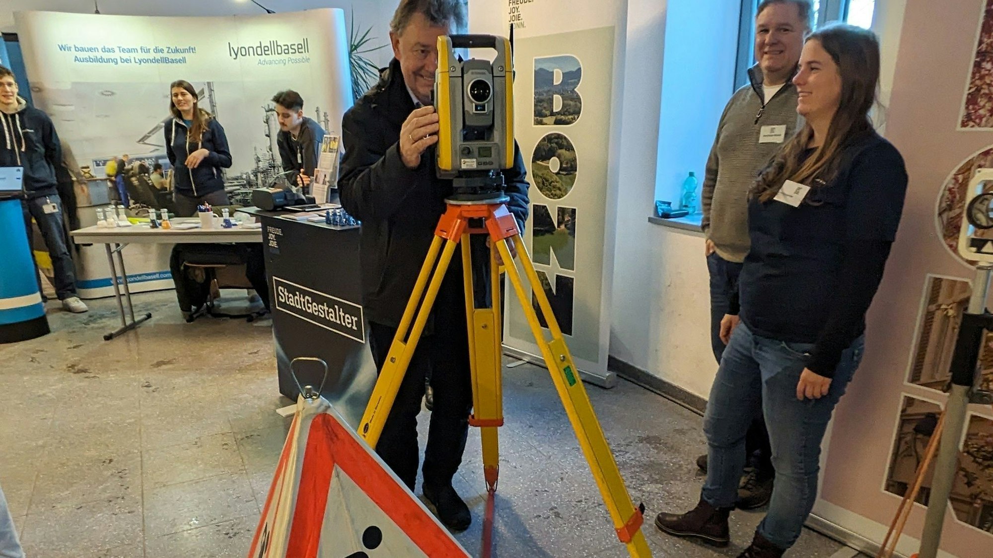 Rektor Karl Kühling informierte sich über den Beruf des Vermessungsingenieurs bei der Stadt Bonn.