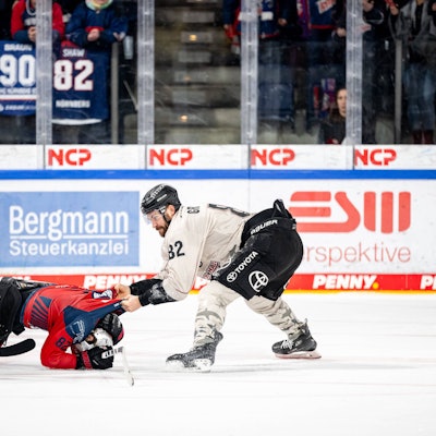 Nicht zu bremsen: Haie-Stürmer Alexandre Grenier (r.) attackiert den bereits auf dem Eis liegenden Nürnberger Hayden Shaw.