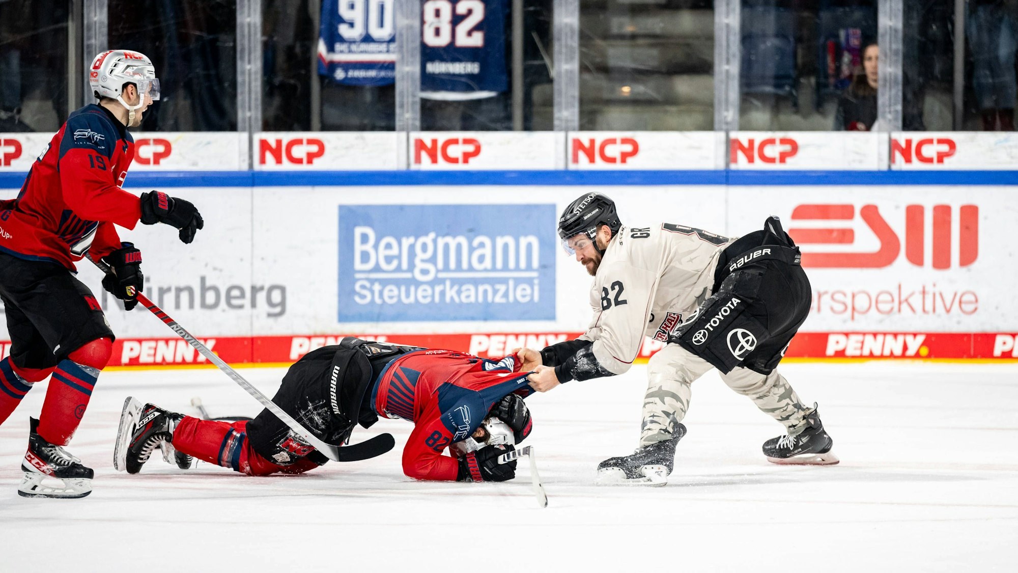 Nicht zu bremsen: Haie-Stürmer Alexandre Grenier (r.) attackiert den bereits auf dem Eis liegenden Nürnberger Hayden Shaw.