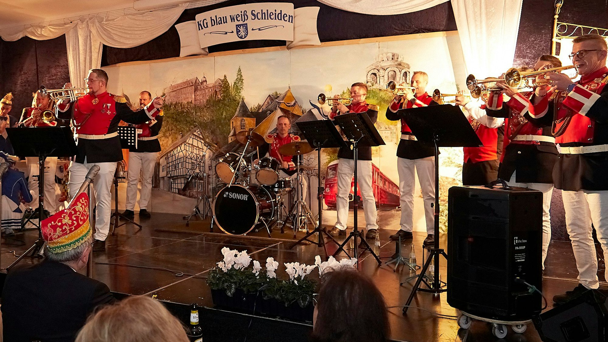 Das Foto zeigt die Musiker der Garde auf der Bühne bei ihrem Vortrag.