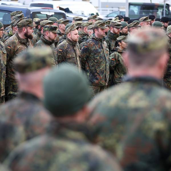 Soldaten der Bundeswehr treten vor ihrem Einsatz zu einer Einweisung an.