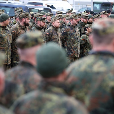 Soldaten der Bundeswehr treten vor ihrem Einsatz zu einer Einweisung an.