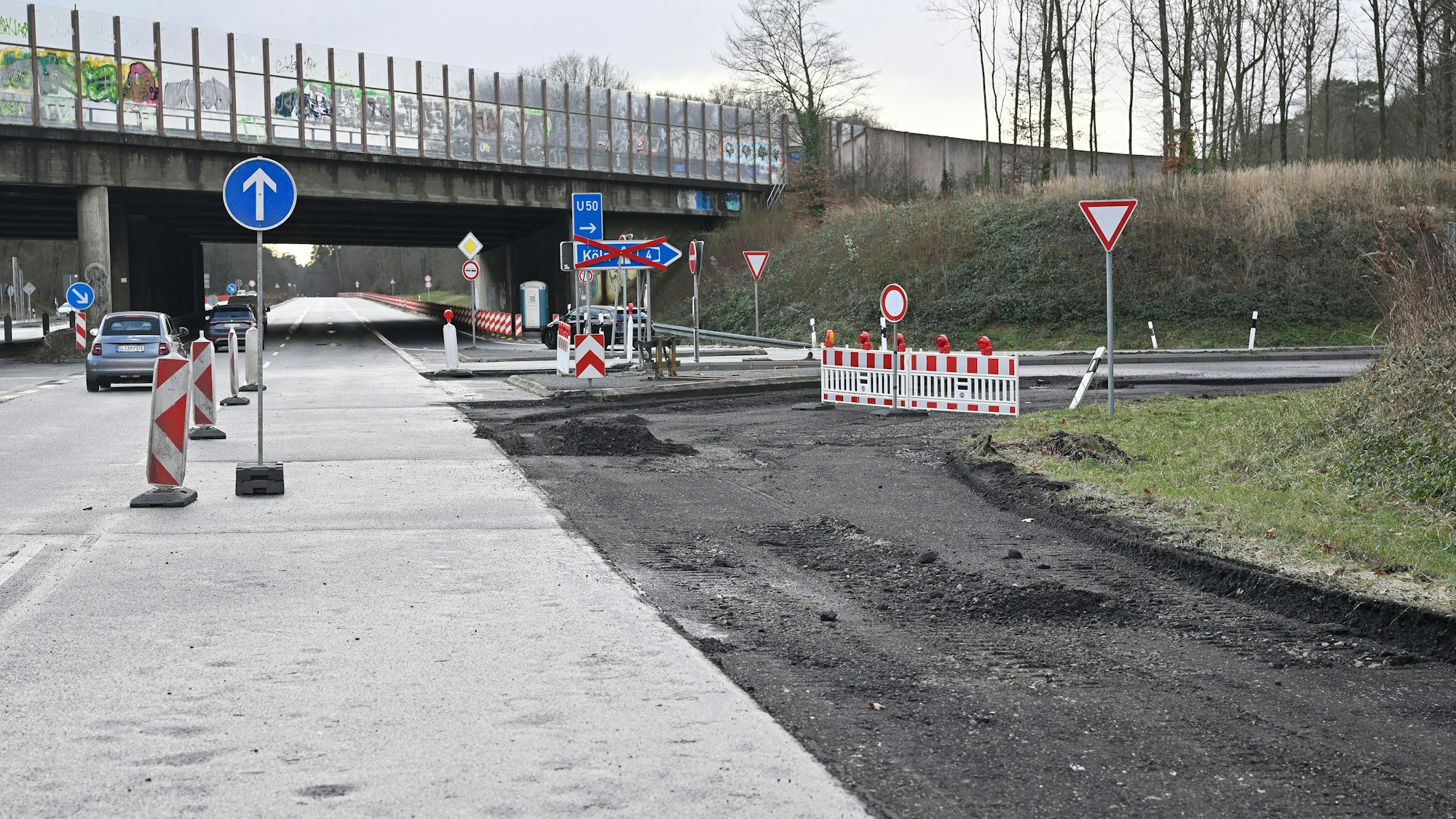 Rot-weiße Barken sperren eine Fahrbahn ab.
