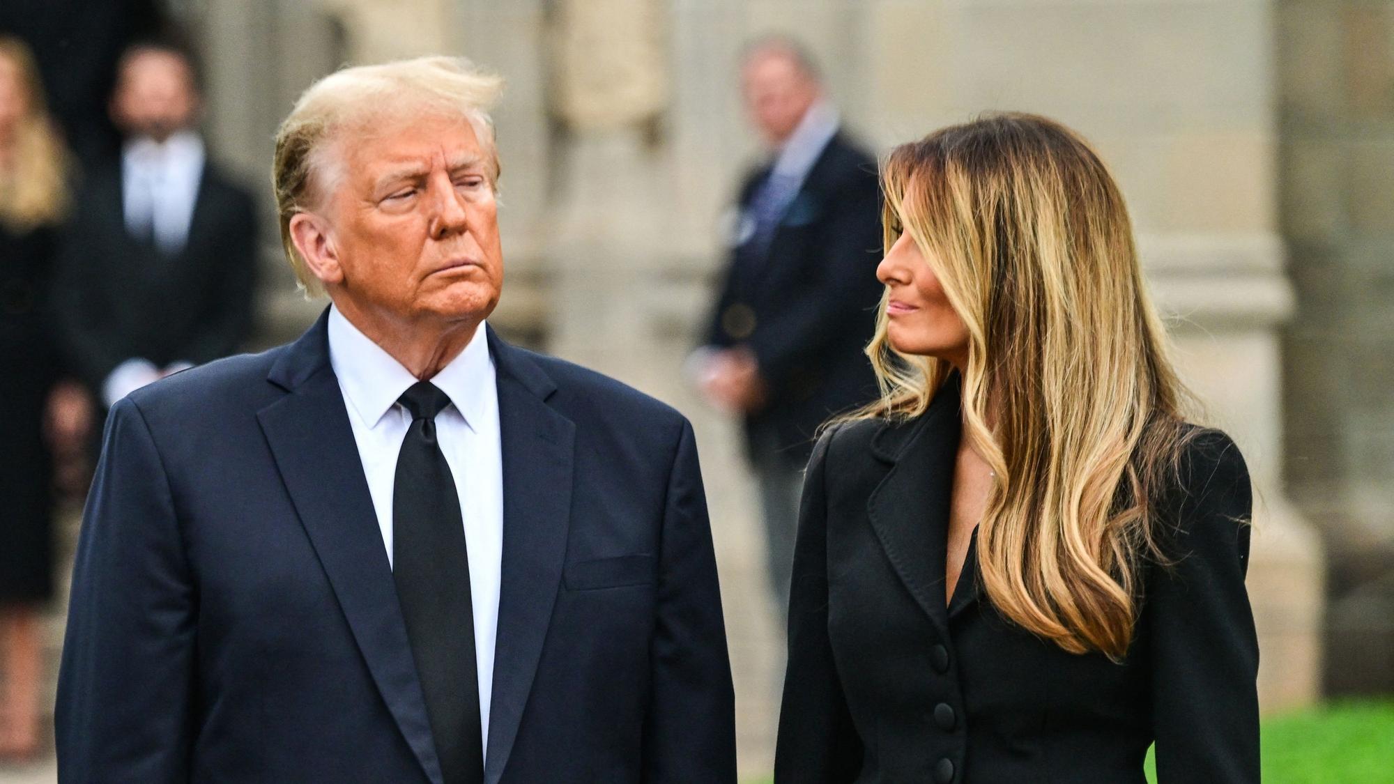 Weniger Stunden nach der Aufnahme mit den roten Flecken an der Hand, wurde Donald Trump auf der Beerdigung von Melania Trumps Mutter, Amalija Knavs, fotografiert. Die Flecken waren hier nicht mehr zu sehen.