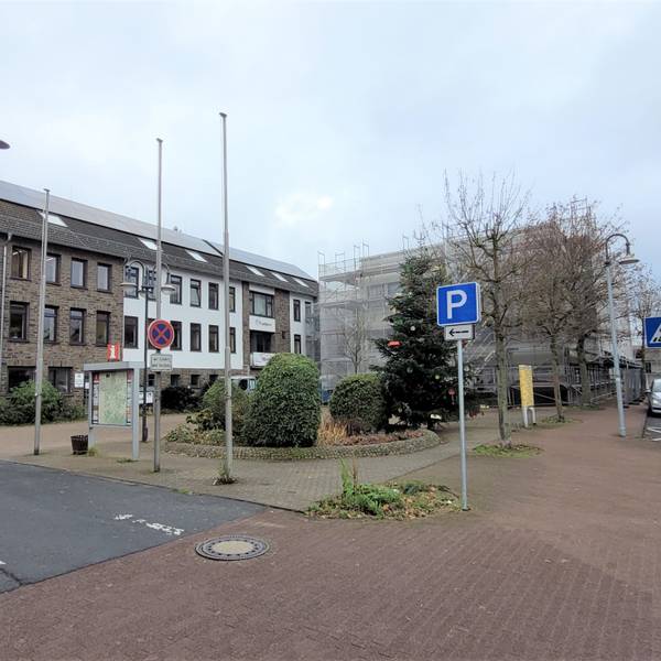 Das Bild zeigt eine Außenansicht des Kaller Rathauses.