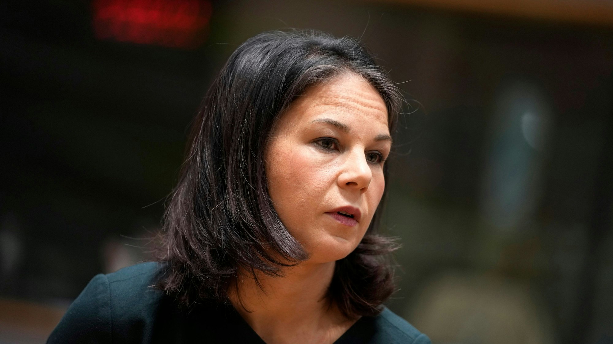 Außenministerin Annalena Baerbock (Bündnis 90/Die Grünen) wartet auf den Beginn eines Treffens der EU-Außenminister im Gebäude des Europäischen Rates in Brüssel.