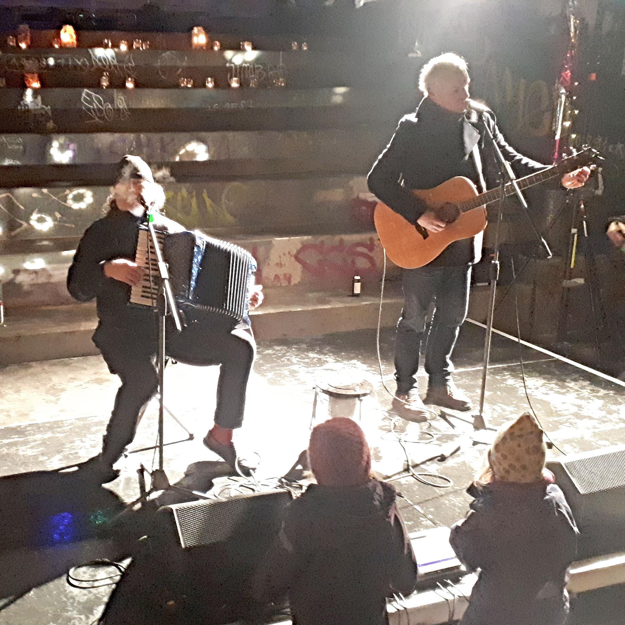 Das Duo Loup & Hecker spielte ein kölsches Mitsingkonzert.