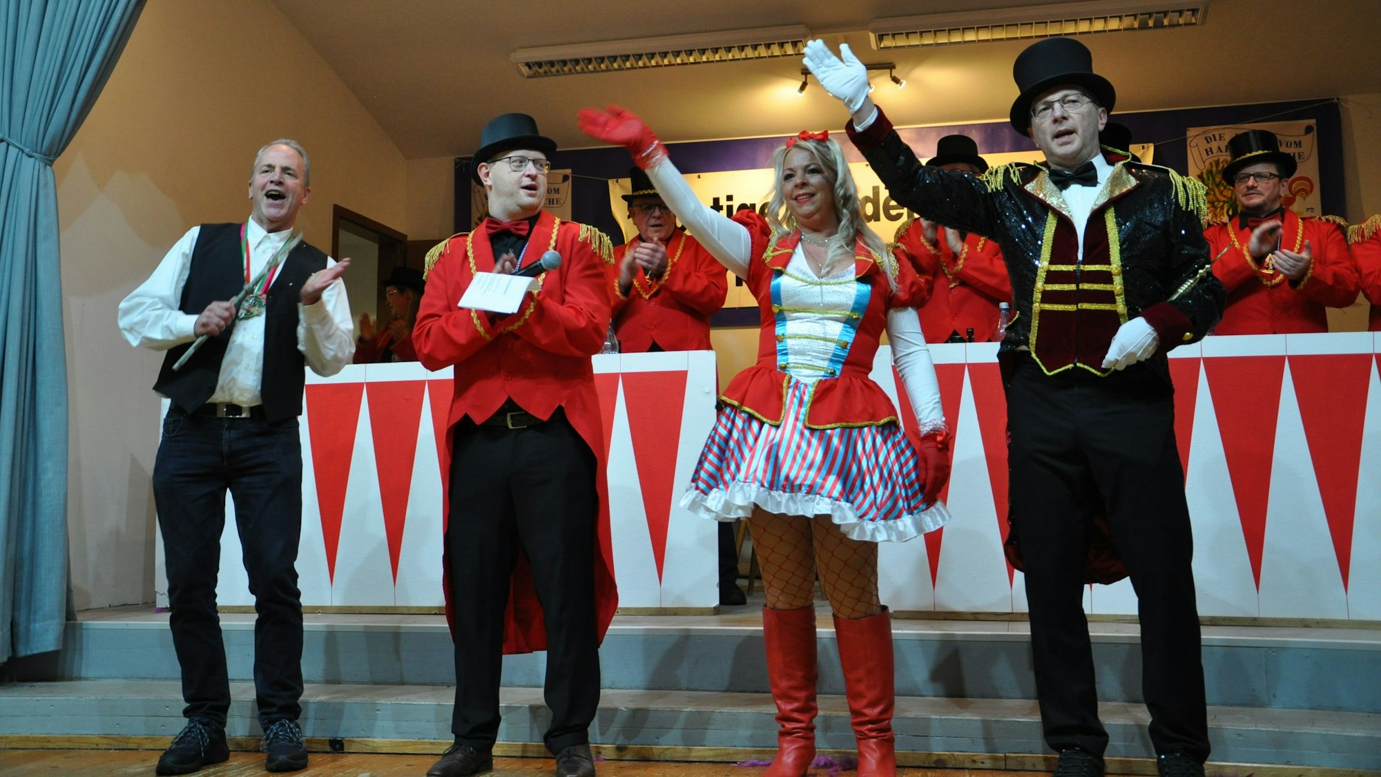 Das ehemalige Prinzenpaar Yvonne und Bernd Kläß (rechts) mit Bürgermeister Hermann-Josef Esser und Sitzungspräsident Patrick Züll (v.l.) grüßen von der Karnevalsbühne.
