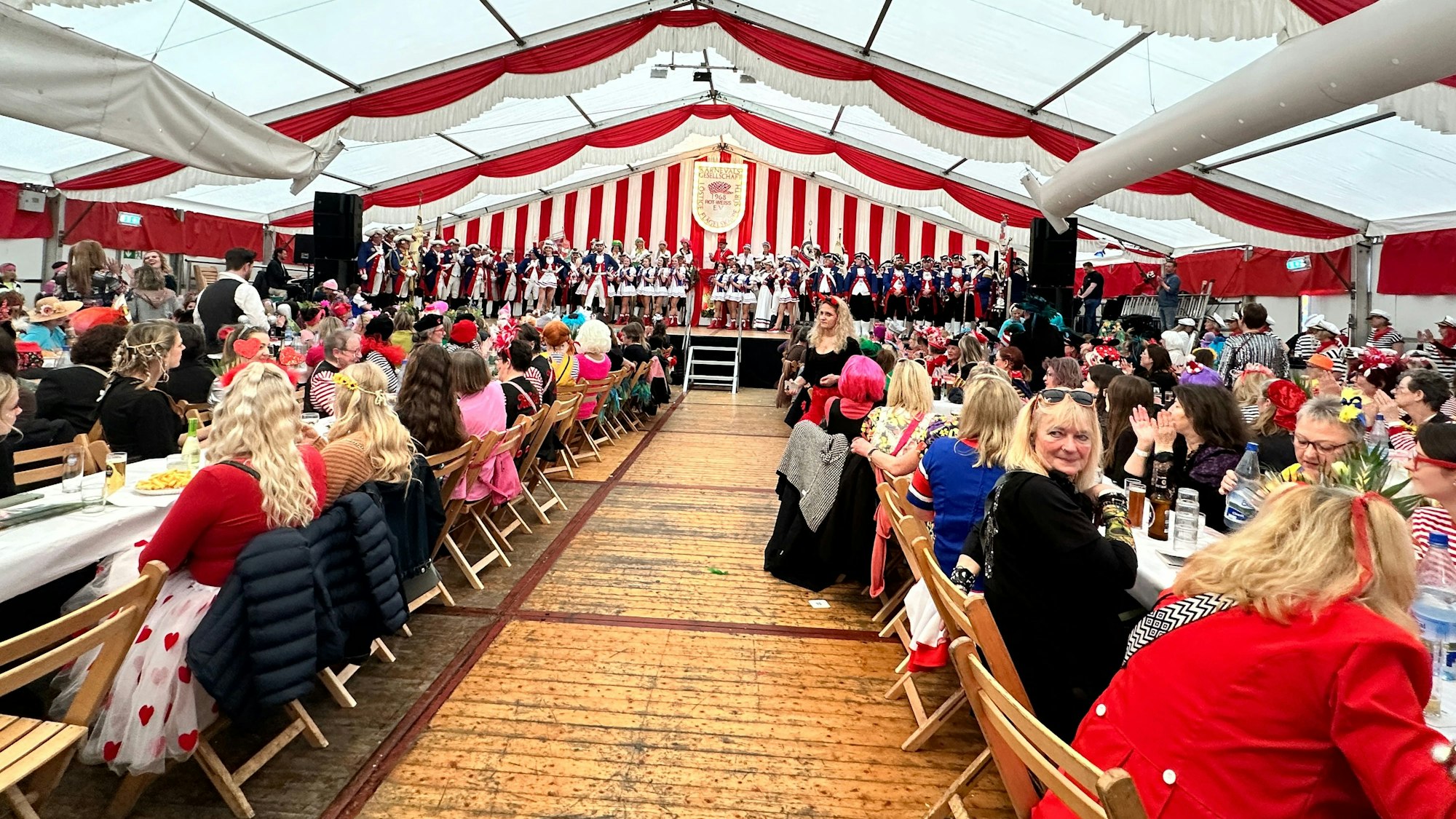 Das Festzelt von Innen.