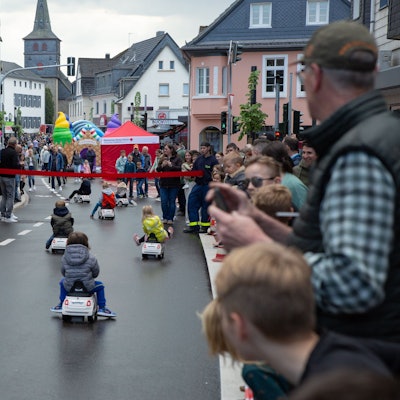 Zum großen Fest auf der frisch sanierten und gebauten Kaiserstraße in Waldbröl gehört im vergangenen Mai auch ein Bobbycar-Rennen für die Kleinsten. Unser Foto zeigt eine Szene davon.