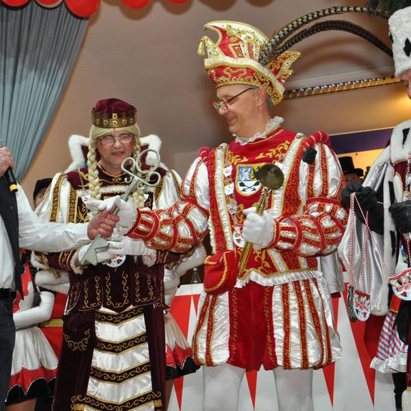 Bürgermeister Hermann-Josef Esser (l.) übergibt Karnevals-Prinz Michael (2.v.r.) den Rathausschlüssel.