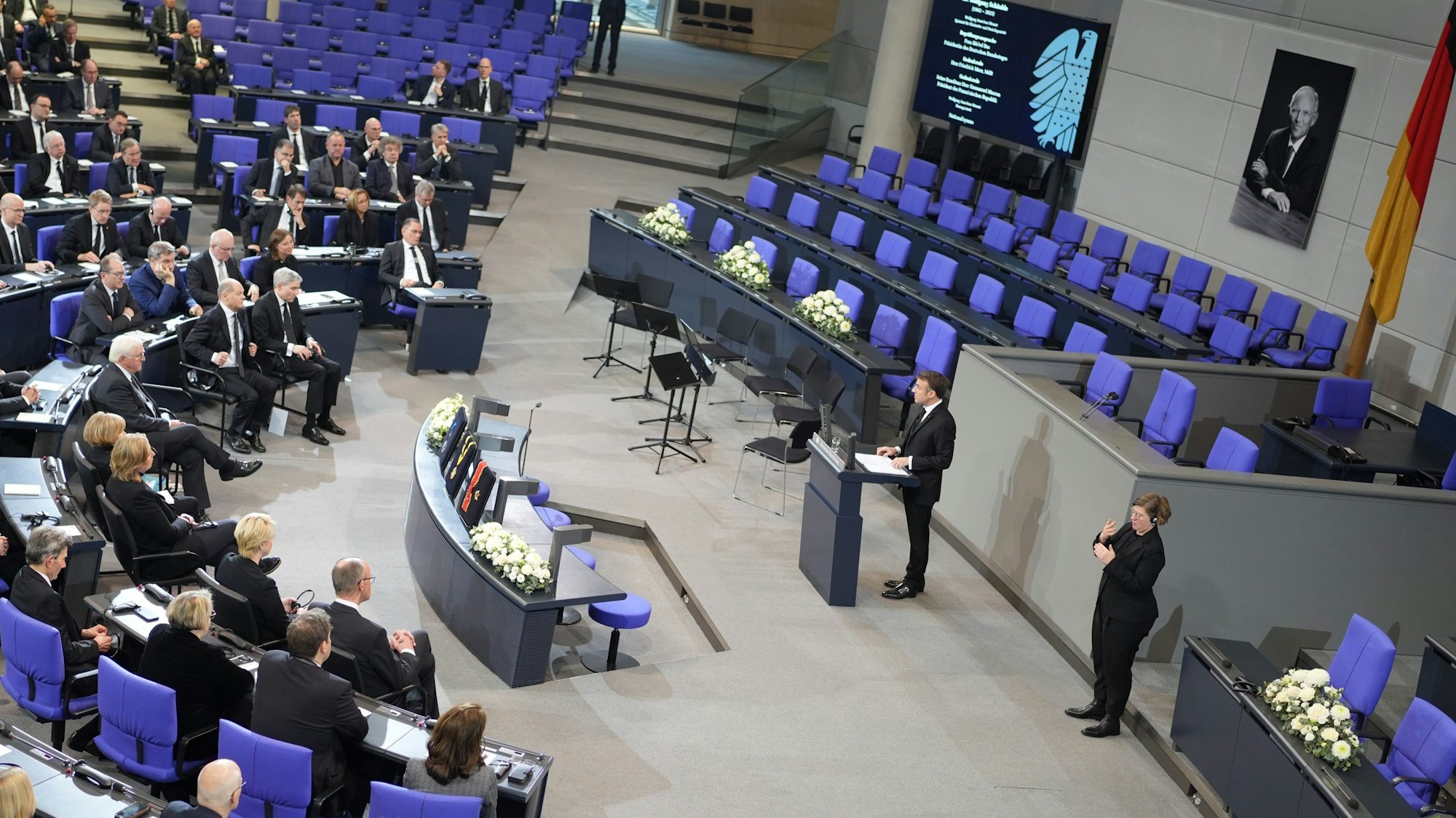 Emmanuel Macron, Präsident von Frankreich, spricht beim Trauerstaatsakt für den gestorbenen früheren Bundestagspräsidenten Wolfgang Schäuble im Plenarsaal im Deutschen Bundestag.