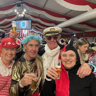 Zwei Männer und drei Frauen in Karnevalskostümen.